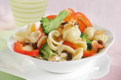 Ensalada de pasta con brócoli, morrón, almendras y pasas de uva