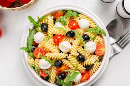 Ensalada de pasta, tomate y queso