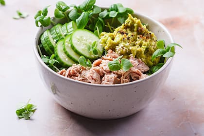 Ensalada de pepino, atún y arroz