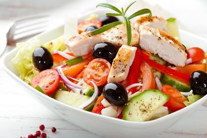 Ensalada de pollo, garbanzos y aceitunas