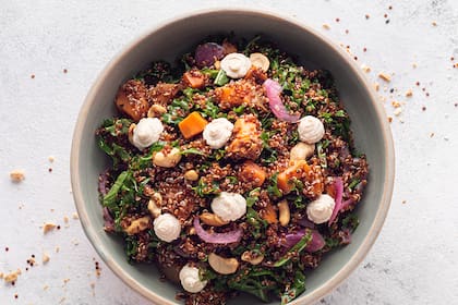 Ensalada de quinoa, kale, vegetales asados y cremoso de cajú