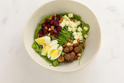 Ensalada de remolacha, rúcula y aceitunas