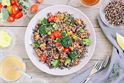 Ensalada tibia de lentejas, quinoa y vegetales de estación