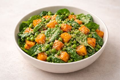 Ensalada tibia de zapallo, arvejas y espinaca con aderezo de tahini y jengibre