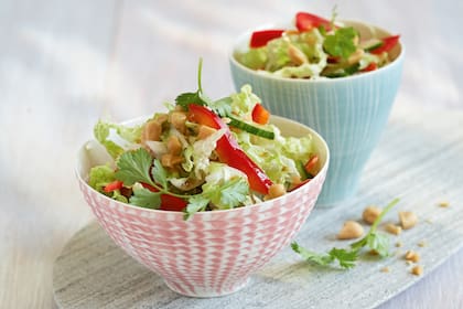 Ensalda de repollo chino con dressing de maní y jengibre