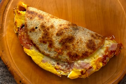 Fajita con huevo, tomate, jamón y queso