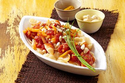 Fideos con salsa picante de tomate y calabaza