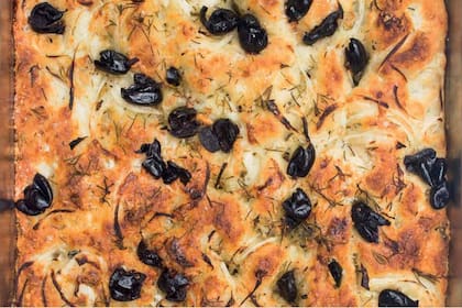 Focaccia de aceitunas, ajo y romero