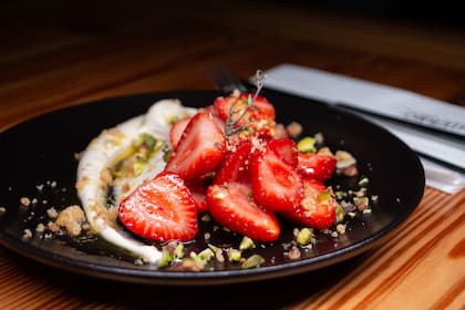 Frutillas con crema y pistachos
