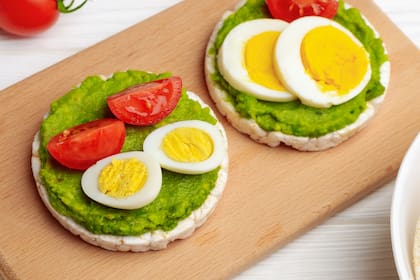Galletas de arroz con palta, huevo duro y tomates cherry