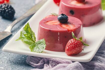 Gelatina de frutillas con queso cottage