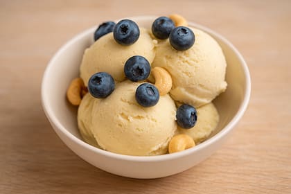 Helado de banana, castañas y arándanos