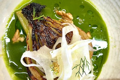 Hinojo asado, espinaca y nueces