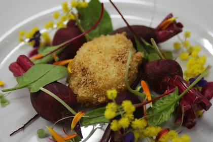 Huevo a baja temperatura frito, remolachas y emulsión de zanahoria