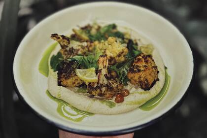 Hummus de garbanzos con coliflor y lima