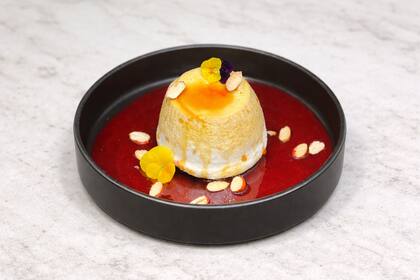 Isla flotante con salsa de frambuesas