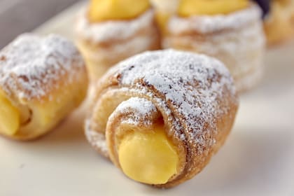 La crema pastelera es un elemento fundamental en tartas, facturas, éclairs, milhojas y muchas otras delicias.