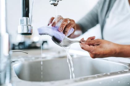 La esponja con la que lavas los platos puede convertirse en un foco de infección