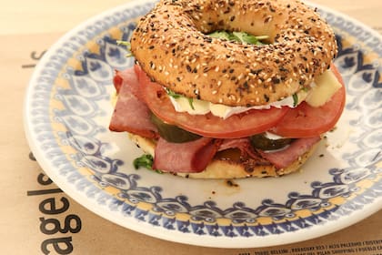 La versatilidad del bagel permite combinar ingredientes frescos, sabrosos y de distintos orígenes