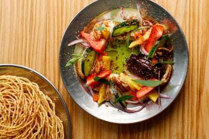 LABNE, CHUTNEY DE DÁTIL Y DE MELISA, PEPINO, JAPONÉS Y GARBANZO FRITO CON SAL NEGRA