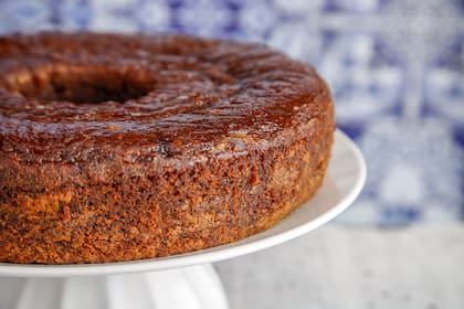 Leicaj de miel con nueces en molde savarin.