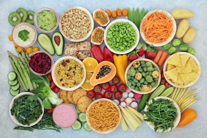 Los grupos alimentarios que conforman la alimentación a base de plantas son: cereales integrales, legumbres, frutas, vegetales, frutos secos y semillas