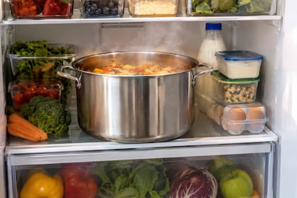 Los motivos por los que no hay que guardar comida caliente dentro de la heladera en grandes recipientes
