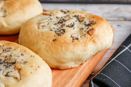 Los pancitos pletzalej con cebolla se pueden hacer en distintos tamaños y se usan para hacer sándwiches y canapés.