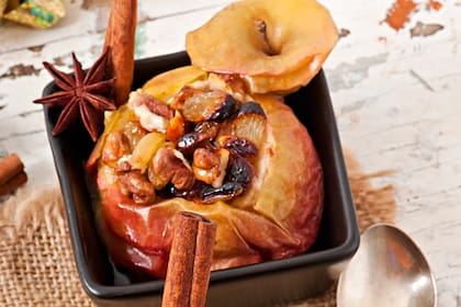 Manzana asada con azúcar, canela, pasas de uva y nueces