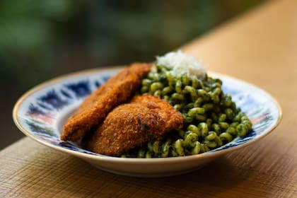 Milanesa con fideos fusiles con pesto