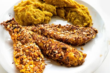 Milanesas de berenjena con puré de arvejas