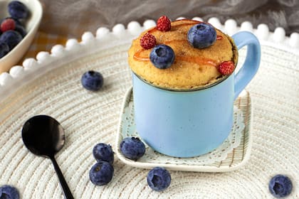 Mugcakes de vainilla, pasta de maní y frutas