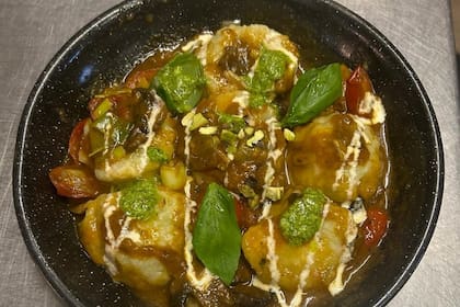 Ñoquis de palta con corazón de queso en salsa de tomates asados, hongos y pesto de albahaca y pistachos