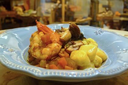 Ñoquis de papa con salsa de langostinos al curry