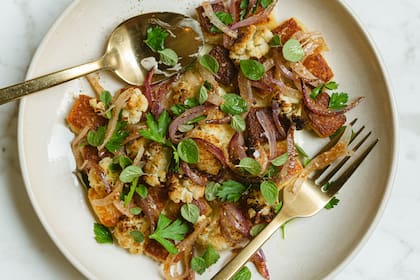 Ñoquis de queso, vegetales asados y praliné de frutos secos