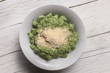 Ñoquis de tofu y kale con pesto de albahaca