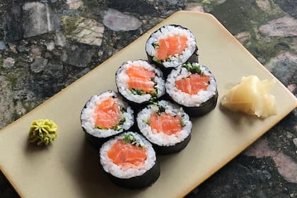 Nori-maki de trucha con sésamo y negi