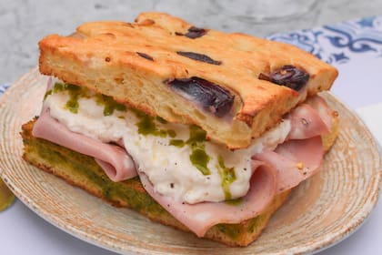 Originaria del sur de Italia, el nombre stracciatella viene de "desgarrar" o "deshilachar" la mozzarella convirtiéndola en una pasta de hilos