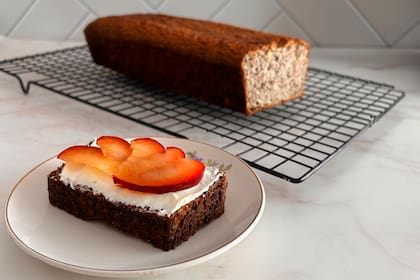 Pan de lentejas sin gluten con queso crema y ciruela