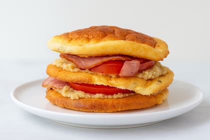 Pan nube con lomito y tomate