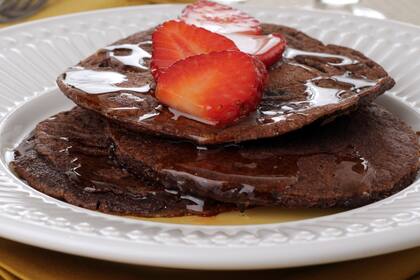 Pancake  de cacao y frutillas