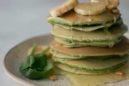 Pancakes de matcha con miel y banana