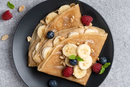 Panqueque de banana con mantequilla de maní y frutas