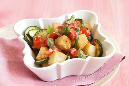 Panzanella o ensalada italiana de pan con zucchini
