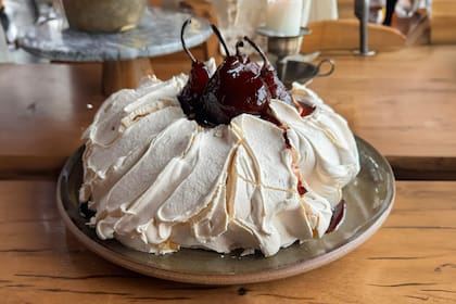 Pavlova con peras al vino