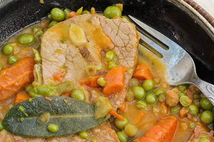 Peceto mechado con zanahorias y arvejas