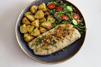 Pescado al horno con papas y ensalada