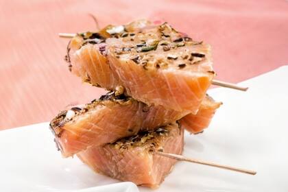 Pinchos de salmón con semillas