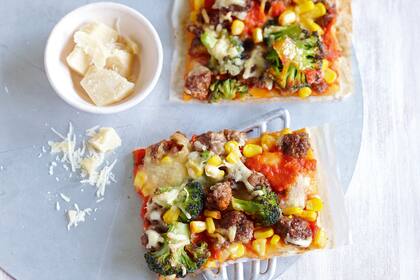 Pizza con carne picada, brócoli y choclo