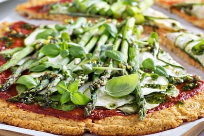 Pizza de coliflor con espárragos